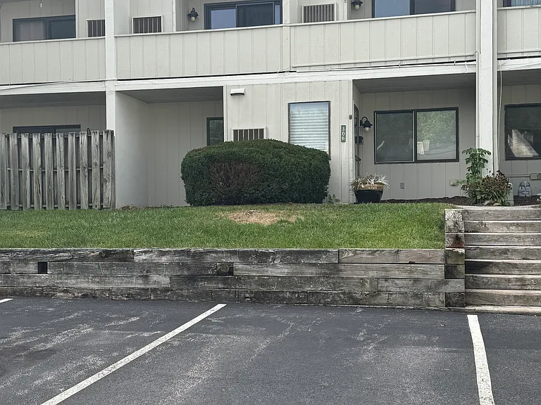 306 Summit House — Photo 2