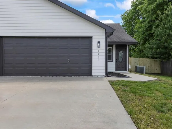 1910 Joles Dr, Tonganoxie, KS 66086