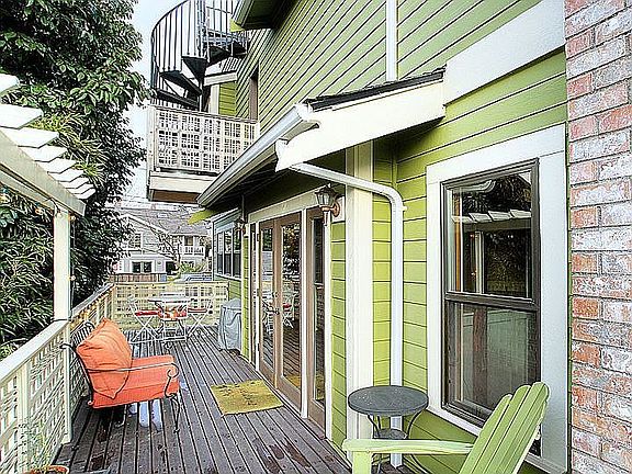 Main level deck off dining