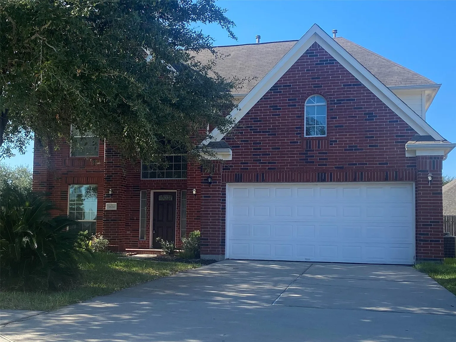 4 bed, 2.5 bath, 2427 sqft, $2,400 — Photo 2
