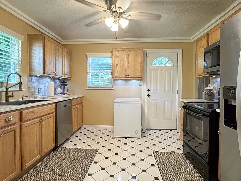 402 Underwood St — Photo 11