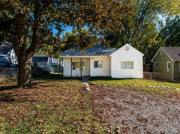 99 Calvert Ave, Waterford, MI 48328