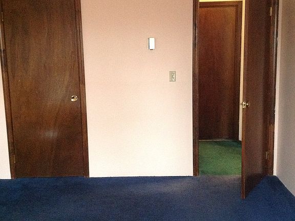 Master bed & walk-in closet