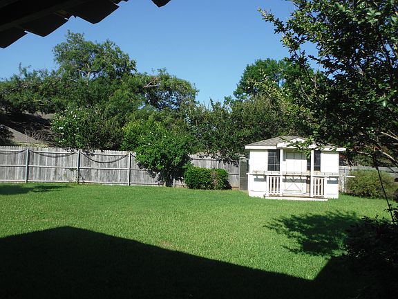 4th image of 1208 Clubhouse Dr