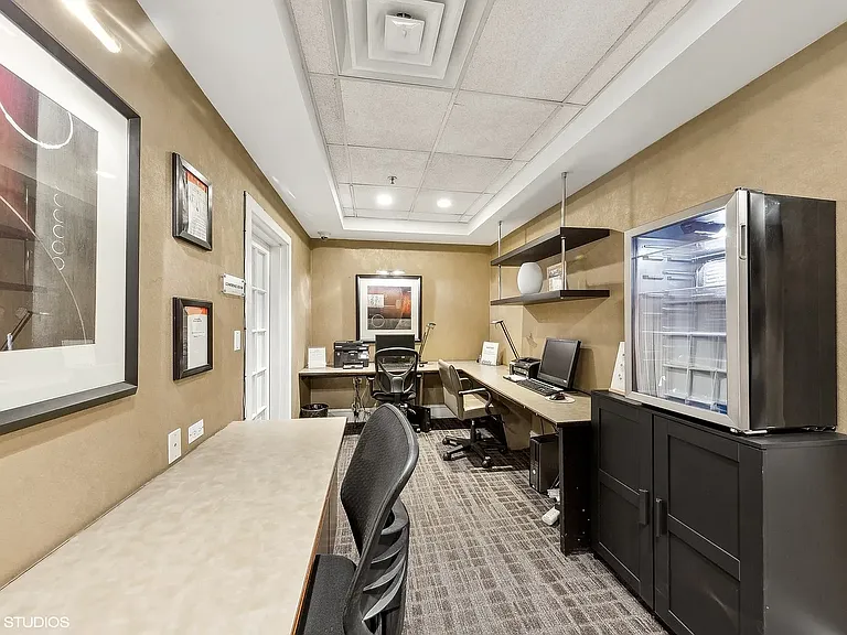 33 W Delaware Pl #11B — Photo 17