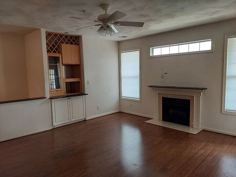 1061 Grand Oak Ln — Photo 3