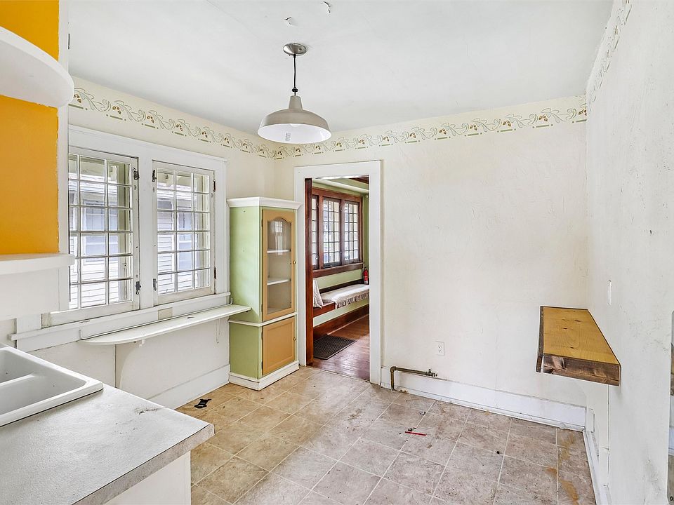 10th image of 2103 Washington Ave
