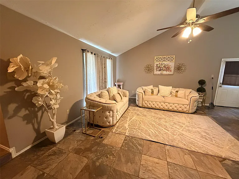 2022 Creek Valley Ln — Photo 5