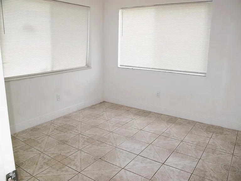 340 NW 6th St — Photo 9