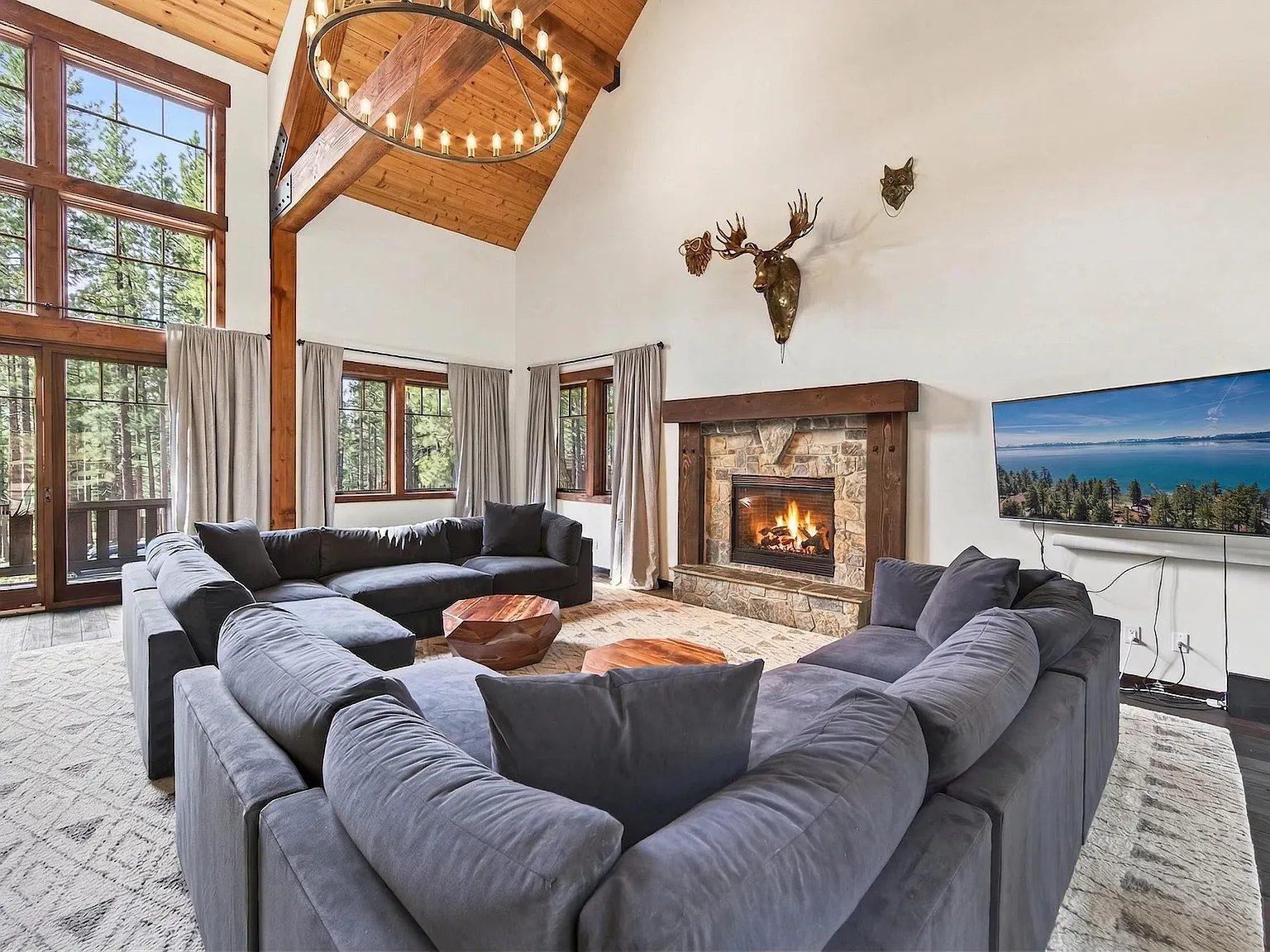 5 bed, 3.5 bath, 4400 sqft, $14,500 — Photo 4