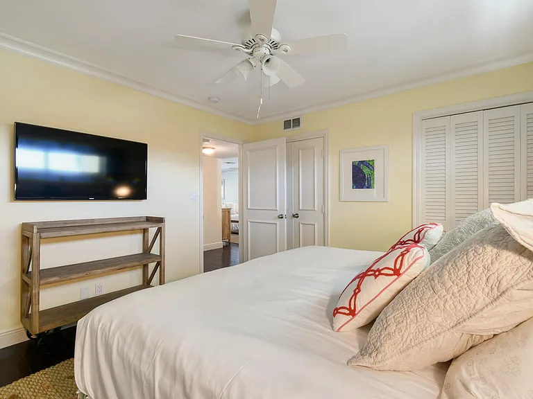 325 Beach Rd #301 — Photo 45