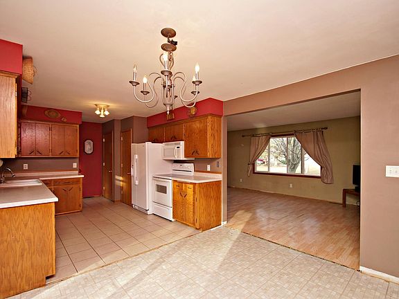 5th image of 425 Lake St NE