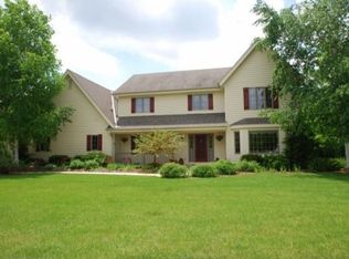 1307 Shelly Ln, Hartland, WI