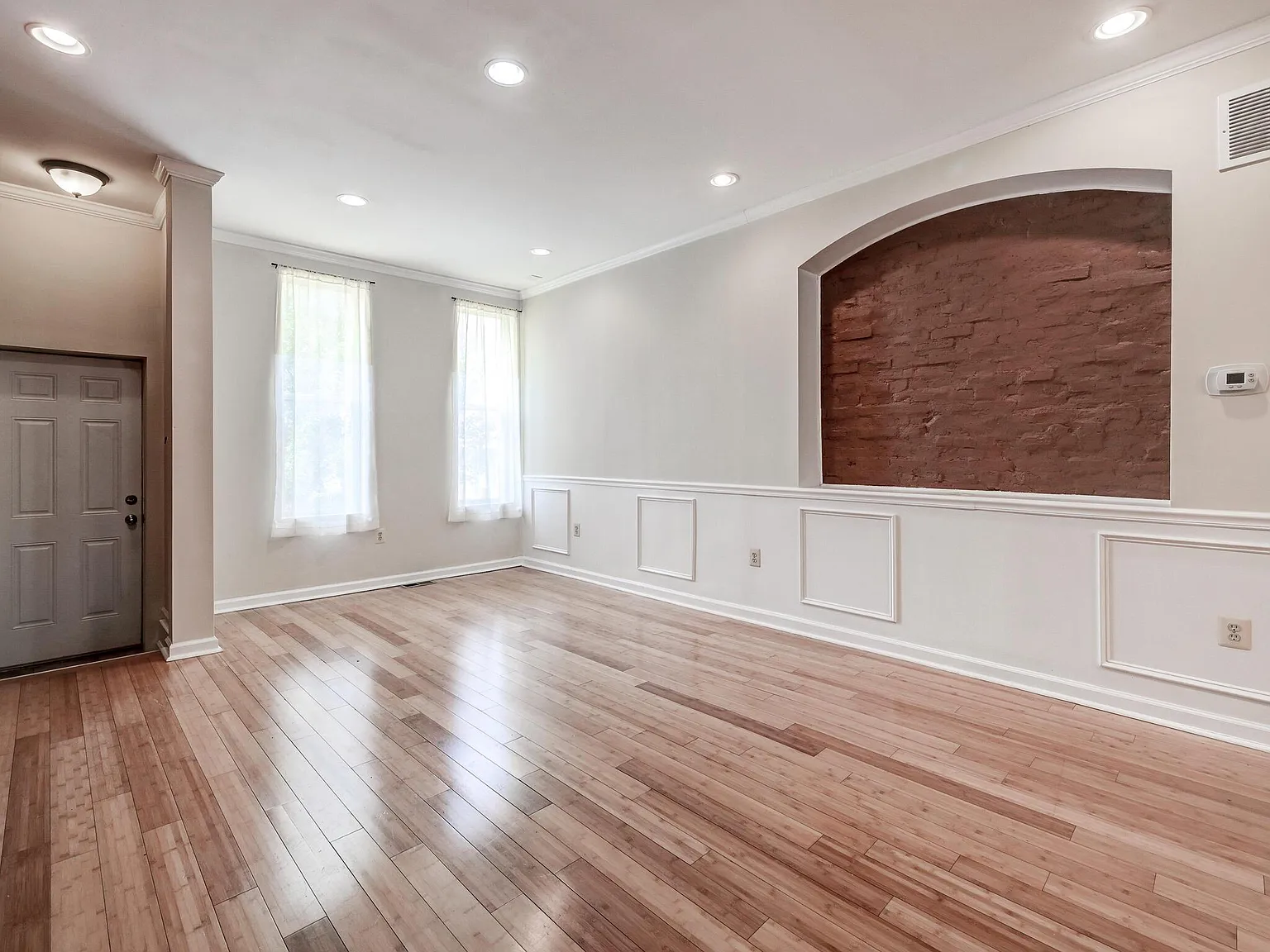 3 bed, 2380 sqft, $2,300 — Photo 2