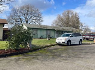 370 Park Ln, Harrisburg, OR 97446