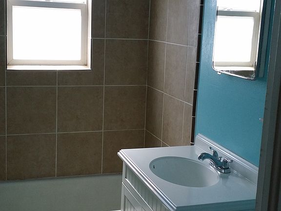 5th image of 222 Montclaire Dr SE