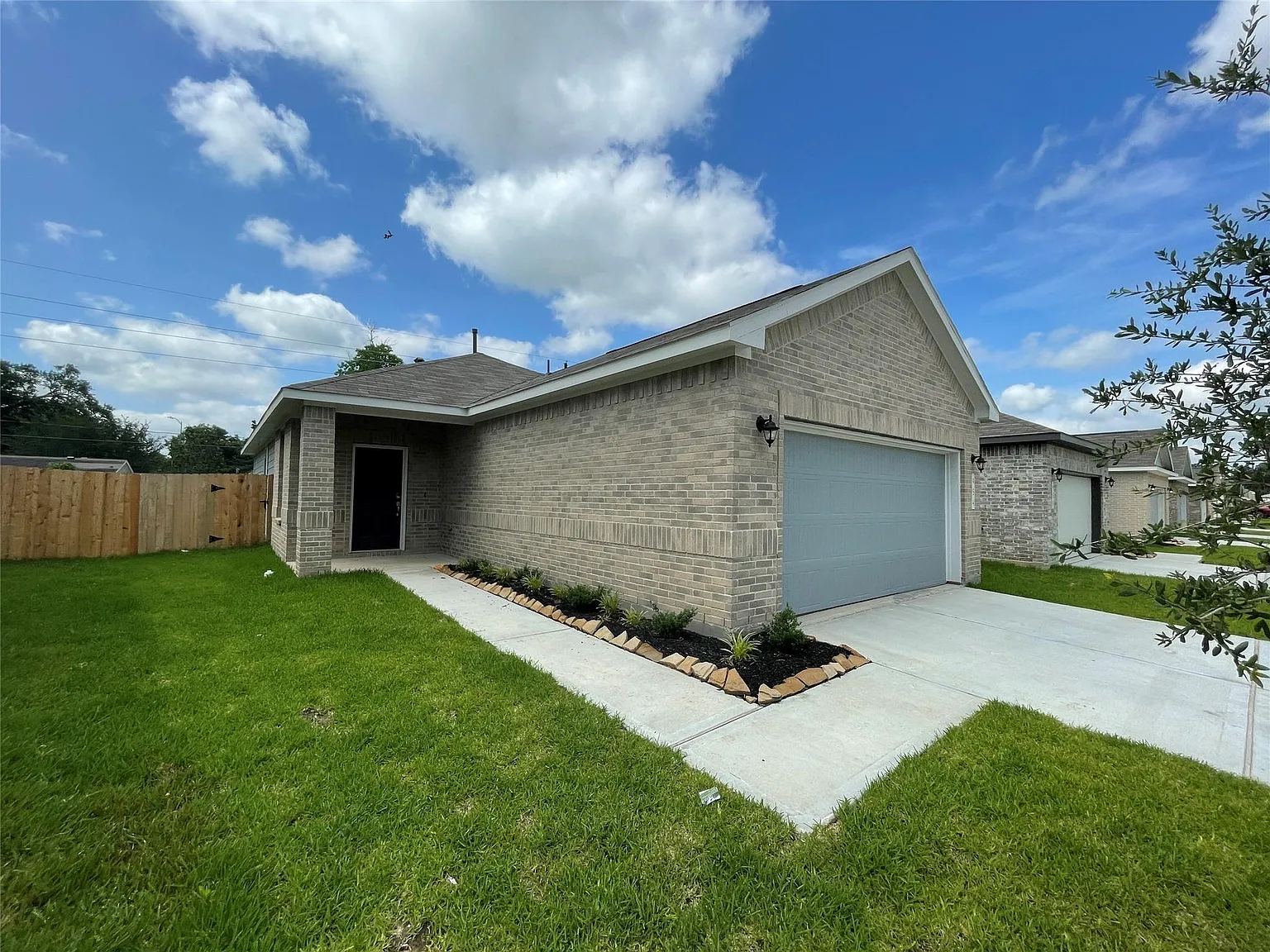 3 bed, 2.0 bath, 1416 sqft, $1,795 — Photo 1