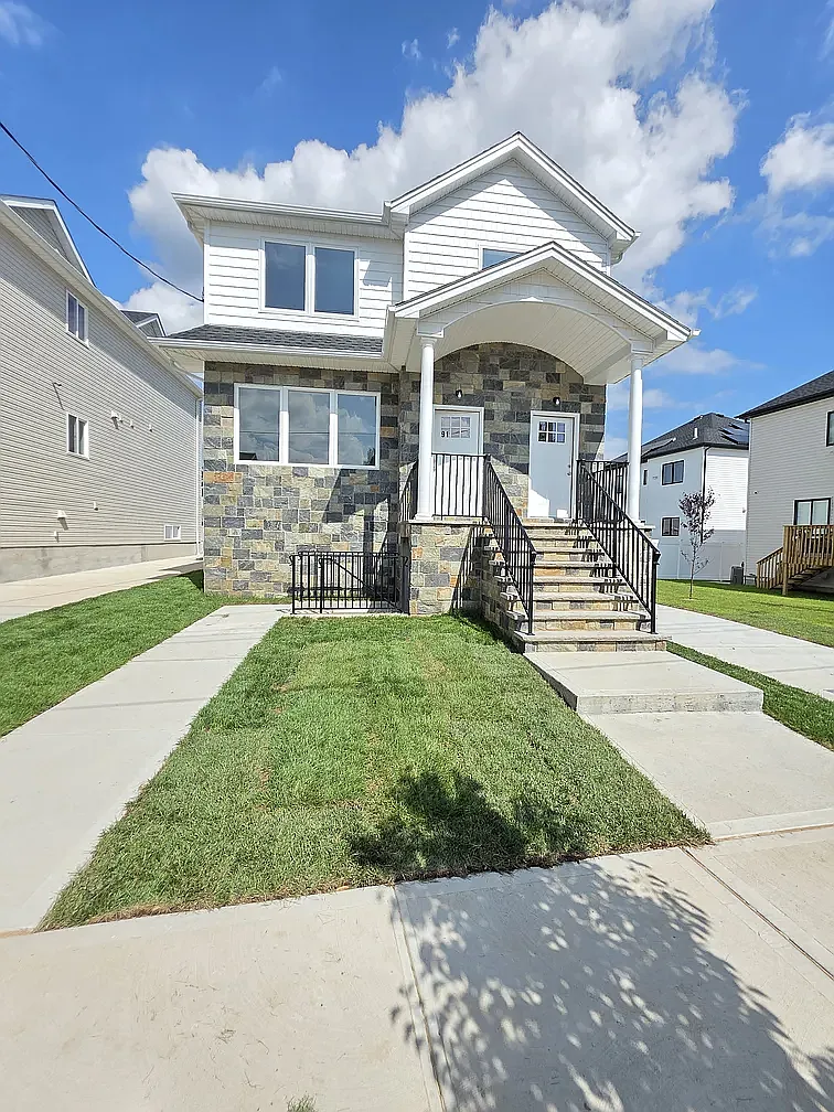 4 bed, 2600 sqft, $4,300 — Photo 1