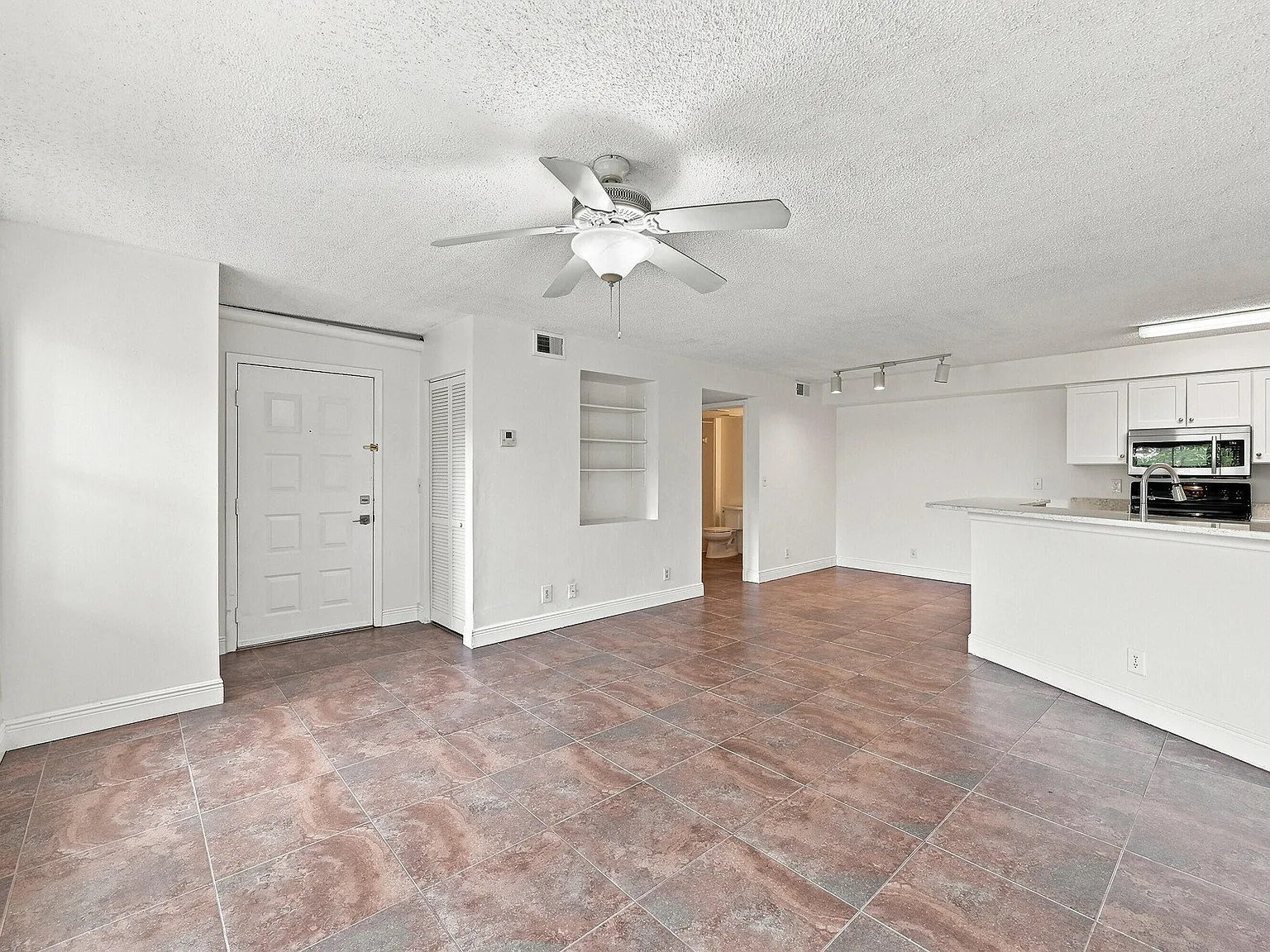 2 bed, 2.0 bath, 1024 sqft, $2,100 — Photo 3