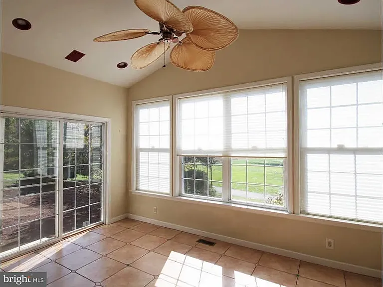 1006 Glendevon Dr — Photo 14