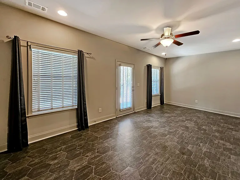 2142 Coventry Dr — Photo 40