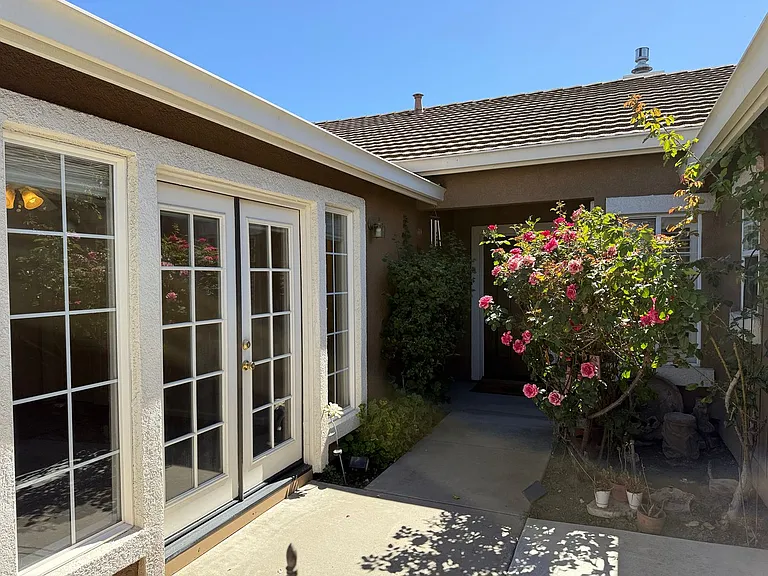 4024 Eastport Dr — Photo 4