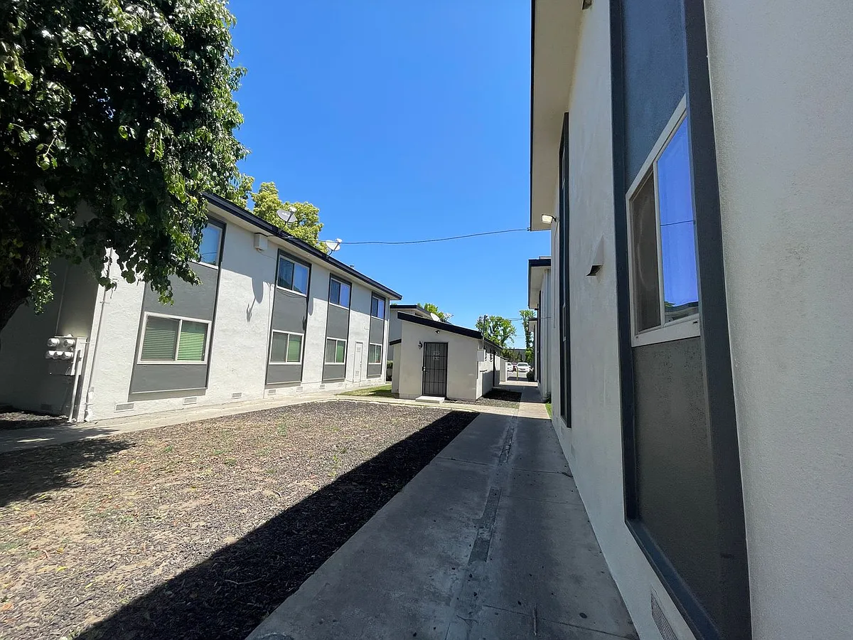 Building Photo - Puerta Villa West