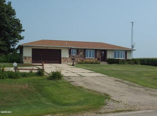 960 W McConnell Rd, Dakota, IL 61018