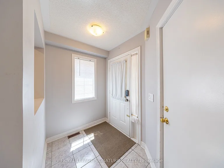 2299 Yorktown Cir — Photo 2