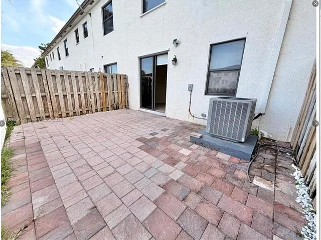 3 bed, 2.5 bath, 1783 sqft, $4,100 — Photo 3