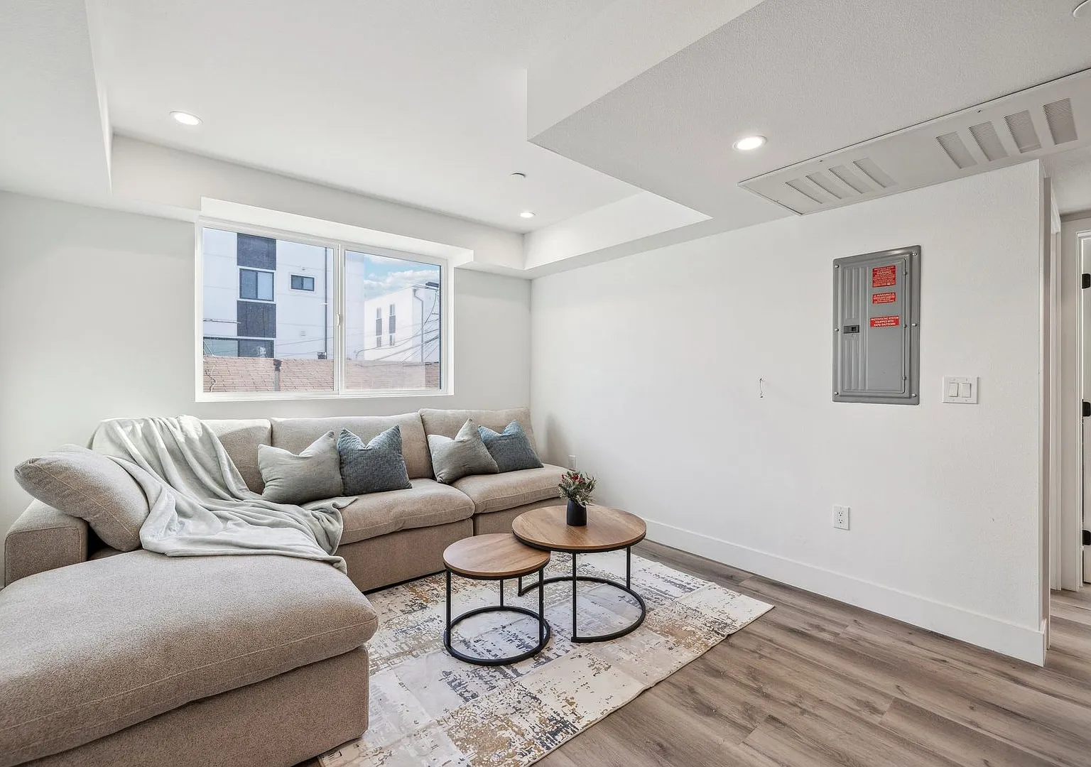 Leo P 1348 W 37th Pl — Photo 1
