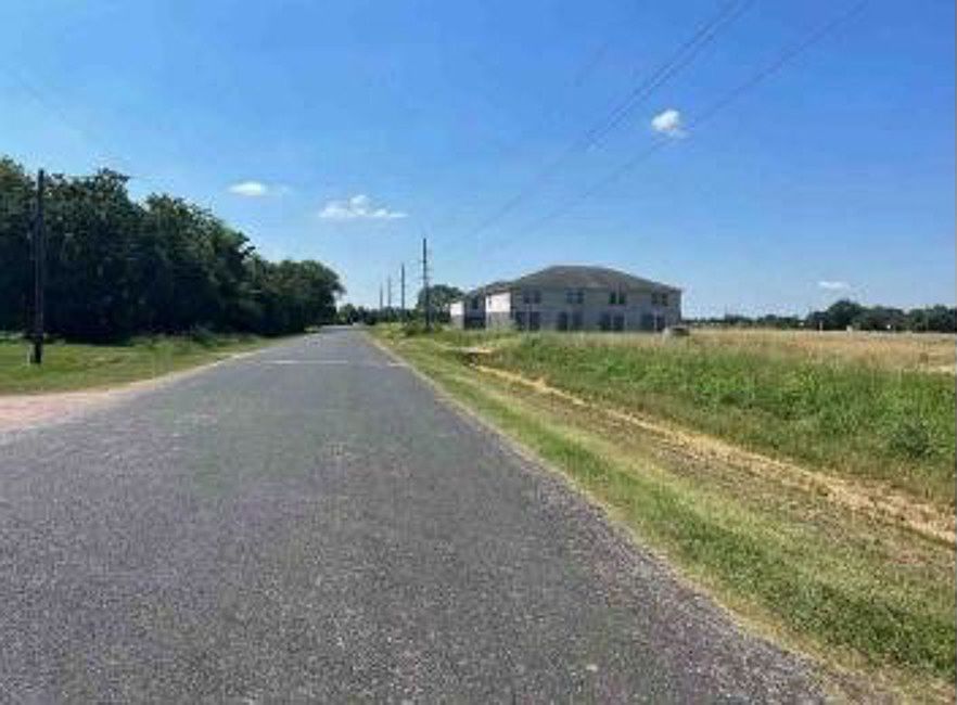 Exterior Neighborhood (street photo)