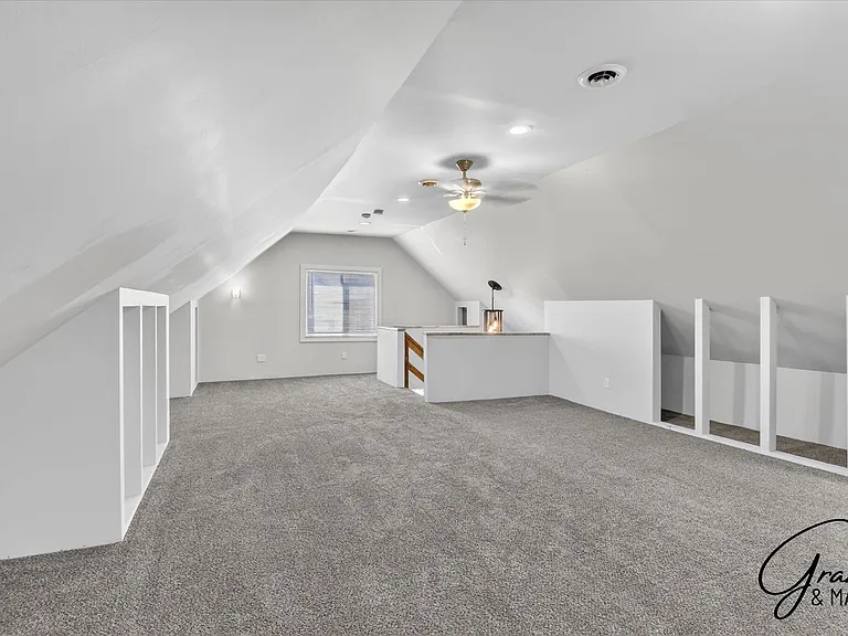 2315 Yemans St — Photo 25