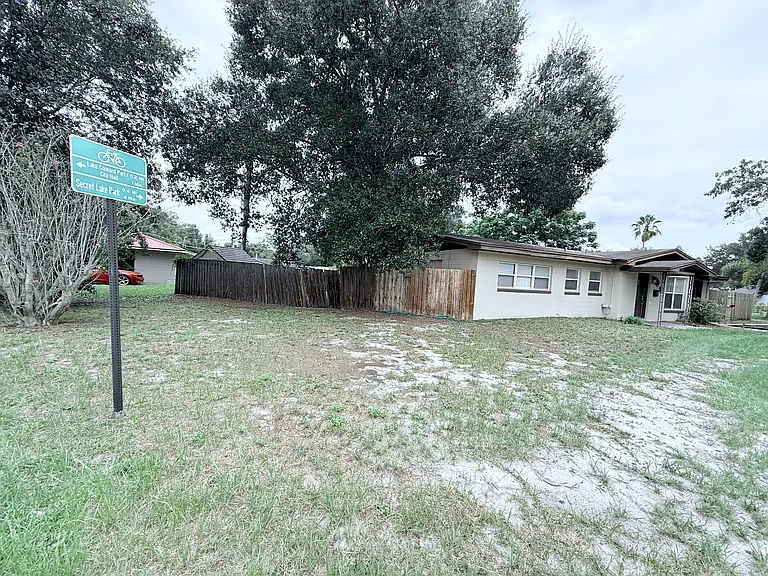 213 Thomas Dr — Photo 3