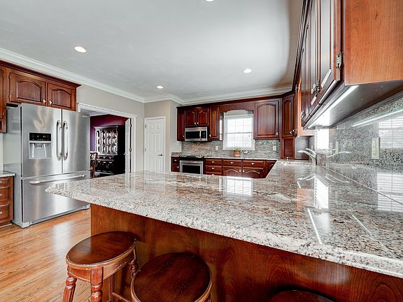 4th image of 5002 Williamsburg Ct