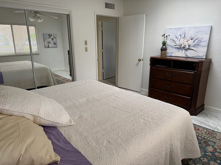 Guest Bedroom...TEMPUR-PEDIC ADJUSTABLE..KING-SPLIT