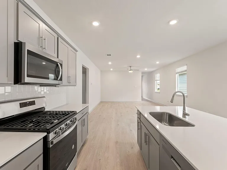 237 Ashford St — Photo 8