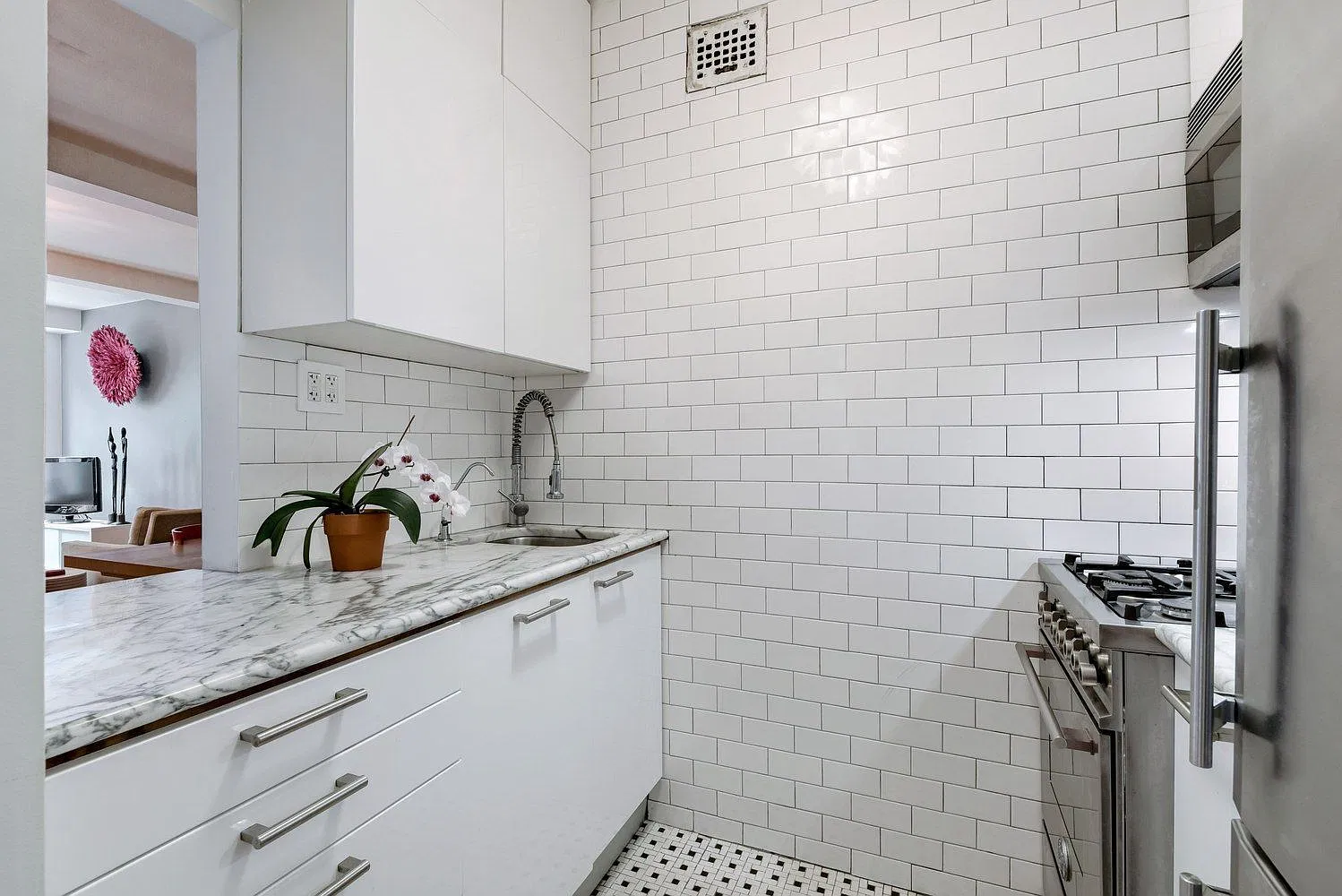 410 West 24th Street — Photo 4