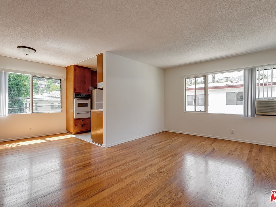 1st image of 2548 N Beachwood Dr