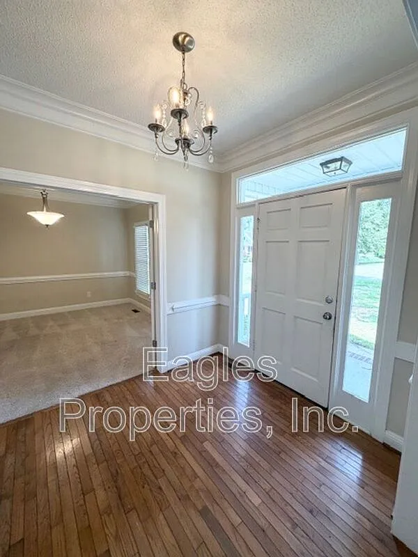4 bed, 2.5 bath, 2400 sqft, $2,100 — Photo 2