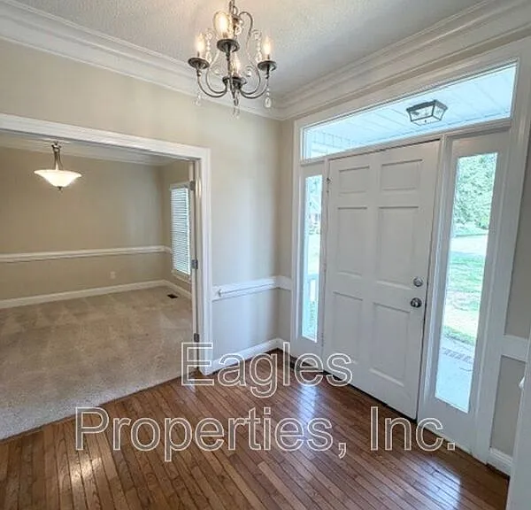 242 N Marion Dr — Photo 2