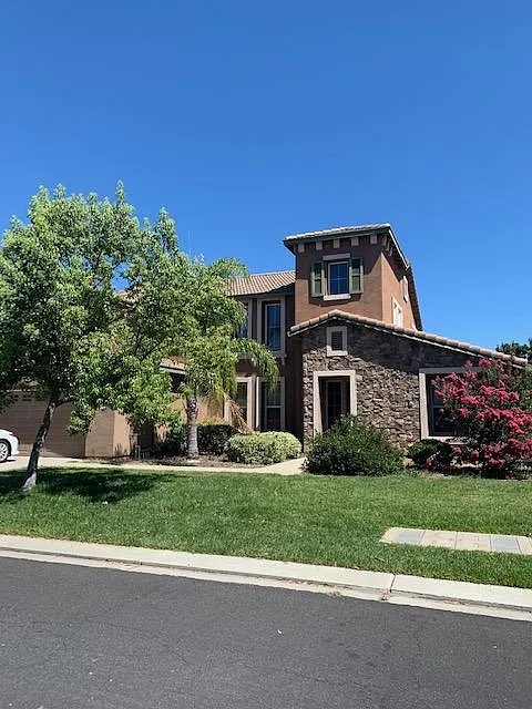4 bed, 2.5 bath, 2818 sqft, $2,450 — Photo 1