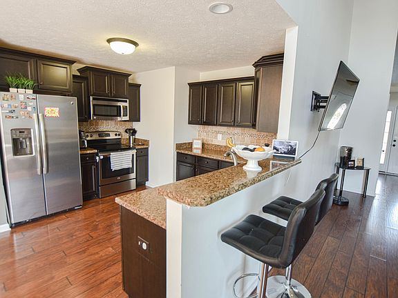 4th image of 561 Falkland Cir