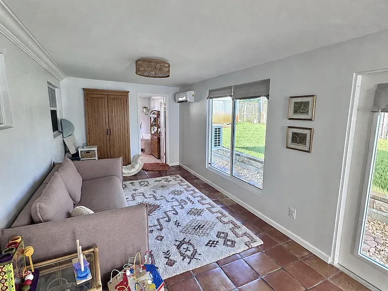 Outside Guest / Playroom