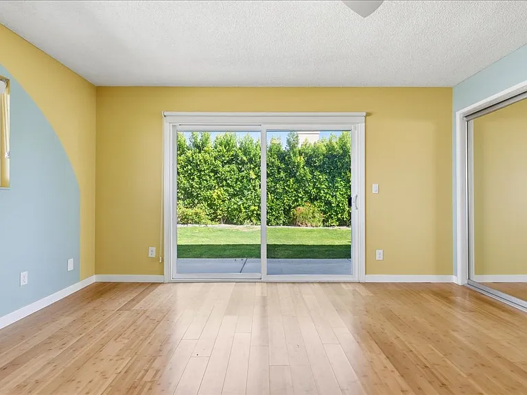 9750 Valencia Dr — Photo 10