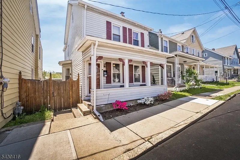 3 bed, 1.0 bath, $2,200 — Photo 1