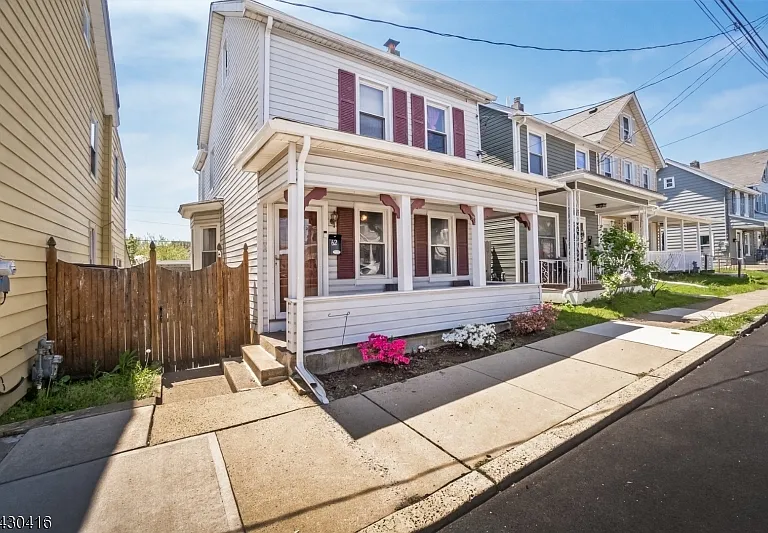 62 Lewis St — Photo 1