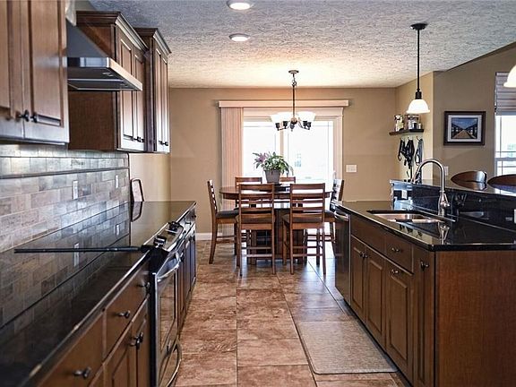 3rd image of 2310 Larkspur Dr