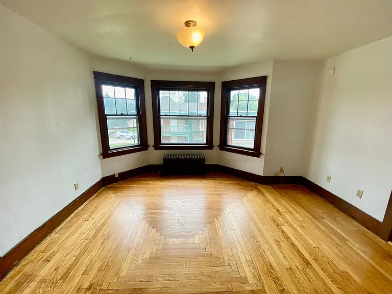 921 W Cross St — Photo 3