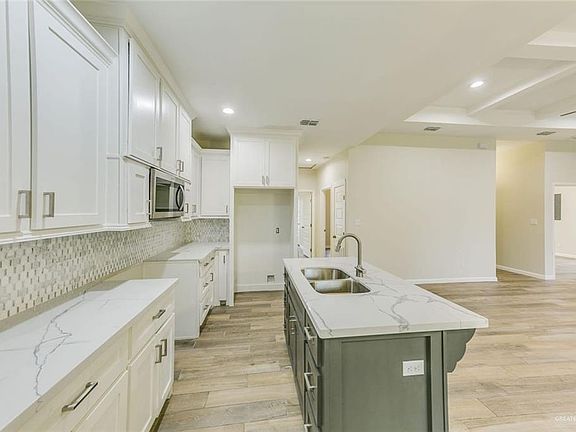 5th image of 316 N Kika De La Garza Blvd